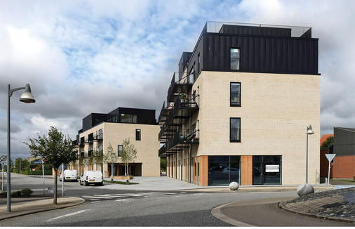 An zwei neuen Wohnhäusern im dänischen Aabybro wurde das Klick-Dach von Lindab in den oberen ­Etagen als Fassadenelement verwendet