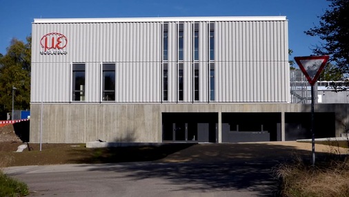 Das Firmengebäude des Hightech-Unternehmens mit perforierter Fassade aus farbbeschichtetem Aluminium