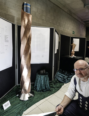 RMS-Ausbilder Daniel Wagner setzt die Meisterstücke ins rechte Licht