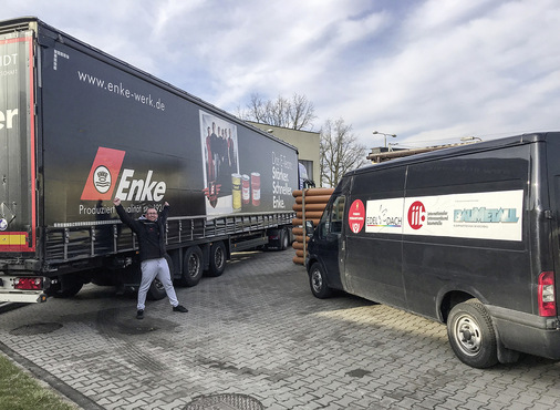 Geschafft: Berufskraftfahrer Artur Mikolajczak von der Rülke & Schmidt Internationale Speditions GmbH trifft in der polnischen Kreisstadt Otwock auf das Team von Małgorzata Nowakowska