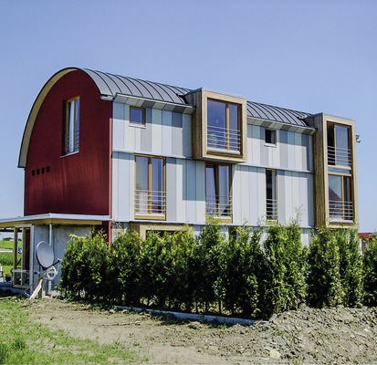 Ein Tonnendach aus farbbeschichtetem Aluminium mit dreieckiger Sonderform der Dachrinne - © Bild: Buck GmbH
