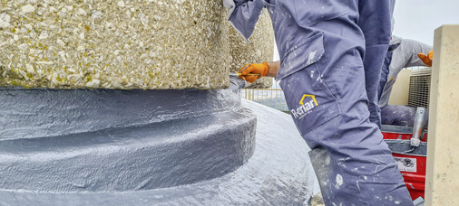 Bei der Abdichtung des runden und abgetreppten Sockel-Fußpunkts der Statue kam 2022 ­erneut Enkopur Flüssigkunststoff zum Einsatz