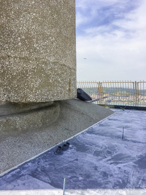 Diese Aufnahme zeigt die 2017 ausgeführten Abdichtungsarbeiten am geradlinig verlaufenden Sockelbereich