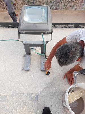 Zum Auftrag des Enketop-Systems gehört das finale Einstreuen der farbigen Enketop-Chips