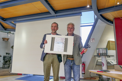 Martin Fischer vom Vöhringer M.A.S.C.-Team überreicht Jens Sperber eine Spende in Höhe von 2000 Euro für das Museum