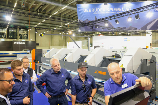 So wie im hier abgebildeten Kundengespräch auf der Dach + Holz informierte Emanuel Allerberger auch die Besucher der Ble.CH