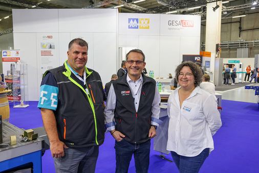 Gut gelaunt: Valentin Schnyder, Luigi Greco und Maria Schechtl am Messestand der Gebrüder Spiegel AG