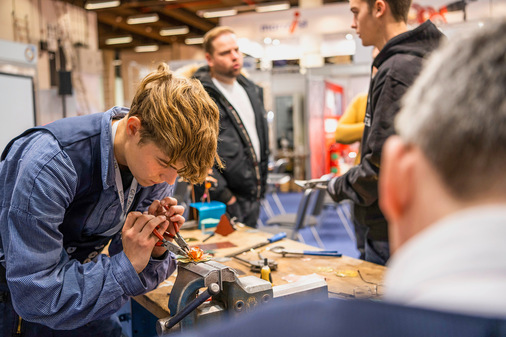 Bei der Sonderschau im Klempnerhandwerk stellten Auszubildende wie Maximilian Wulf kunsthandwerkliche Gegenstände aus Metall her - © Bild: Hamburg Messe und Congress/Rene Zieger
