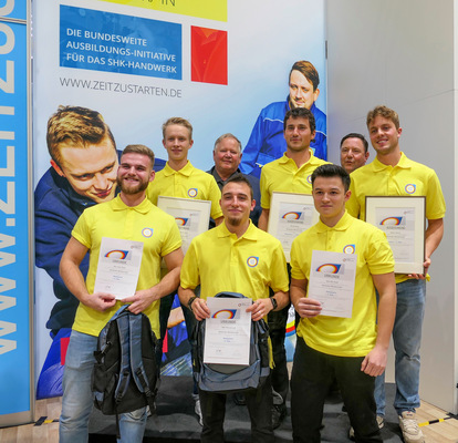 Stolz präsentieren sich die Teilnehmer bei der Siegerehrung mit Landesinnungsmeister Joachim Butz (1. Reihe: Leon Streit, Pascal Luck, Nils Aude. 2. Reihe: Leonhard Moritz Wolf, Moritz Nehrer, Niklas Ulrich)
