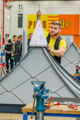 Leon Streit (Sachsen-Anhalt) beendet die Arbeit am Modell mit dem Aufsetzen der Spitze - © Bild: Hamburg Messe und Congress/Rene Zieger
