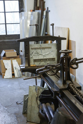 Mit der Zugbank kann Detlef Rheinwein Gesimse herstellen