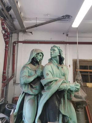 Dieses Figurenensemble stammt aus der Kirche Sankt Korbinian im Münchner Stadtteil Untersendling und wartet auf seine Restaurierung