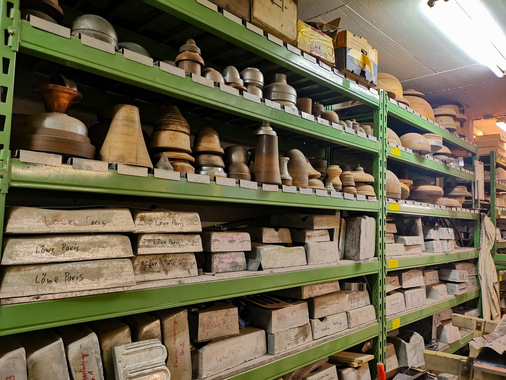 Im Keller des Traditionsunternehmens lagern viele Schätze, unter anderem eine große Sammlung an Zink- und Gips-Gussformen - © Bild: BAUMETALL
