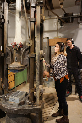 Das über 100 Jahre alte Fallwerk ist noch regelmäßig im Einsatz. BAUMETALL-Redakteurin Laura Kornhaaß lässt sich die Möglichkeit natürlich nicht entgehen, die Maschine einmal selbst zu testen
