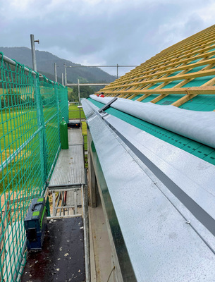 Die Dachentwässerungsanlage besteht aus einer innen liegenden, WIG-geschweißten 2,0-mm-Aluminium-Konstruktion - © Bild: Markus Breithaupt
