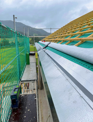 Die Dachentwässerungsanlage besteht aus einer innen liegenden, WIG-geschweißten 2,0-mm-Aluminium-Konstruktion