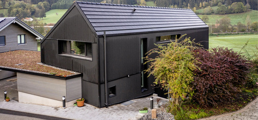 Der moderne Neubau fügt sich perfekt in die Nachbarbebauung ein