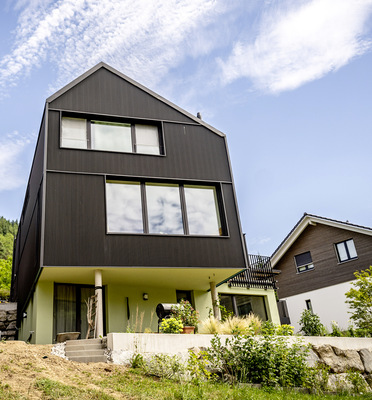 Die Zackenprofil-Fassade aus Aluminium umhüllt das gesamte Gebäude