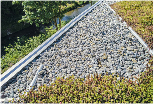 Das Gründach-Komplettsystem ist eine gemeinsame Entwicklung von Zambelli Rib-Roof und Knaufinsulation. Aufgrund des geringen Gewichtes eignet es sich besonders für flach geneigte Dächer