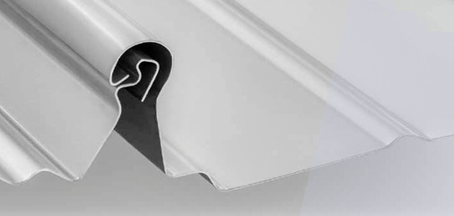 Rib-Roof-Speed-500-Profilbahnen werden in die bereits verlegte Profilbahn und die fixierten ­Halteclips ­eingeschwenkt. Durch die Drehbewegung rastet das Profil ein und es entsteht eine ­sichere Verbindung