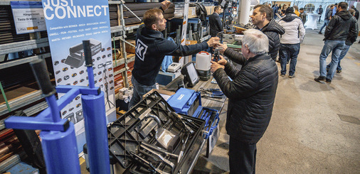 Ausstellungsfläche: Im Lagerbereich des Handelshauses präsentierten zahlreiche Aussteller ihre Neuheiten