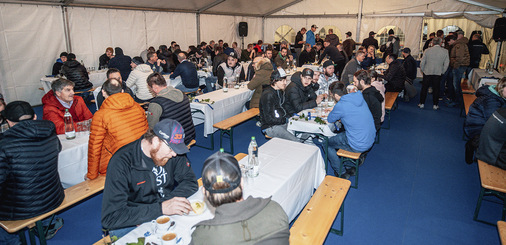 Perfekte Gastgeber: Das Eisenkies-Team versorgt Messebesucher mit Speisen und Getränken - © Bild: Marcel Mario Kluckner/MMK Media e.U.
