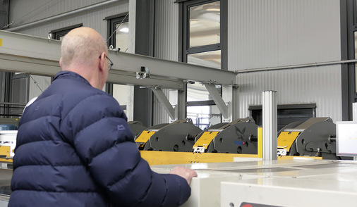 BAUMETALL-Treff-Mitglied Volker Reinhardt (Reinhardt GmbH) beim Blick auf den in „The Base“ eingebundenen Doppelbieger von Thalmann