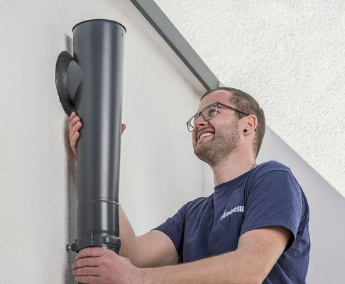 Der Attika-Stutzen von Zambelli wird nach dem einfachen Formschlussprinzip angeschlossen. Ein Lippendichtring gewährleistet die Dichtheit