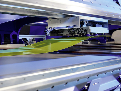 Um schmale und breite Blechstreifen sicher zu befördern, ist die Einzugs­vorrichtung mit leistungsstarken pneumatischen Saugergruppen ausgestattet