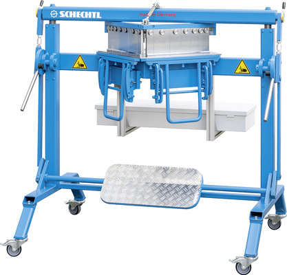 Die SB ist eine spezielle Schwenkbiegemaschine zur Herstellung von Schindeln. Sie biegt zwei unterschiedliche Kantungen mit zwei Biegewangen in einem Arbeitsschritt. Die schnelle Herstellung von Quadrat- und Rechteckschindeln oder anderen Bauteilen ist folglich denkbar einfach