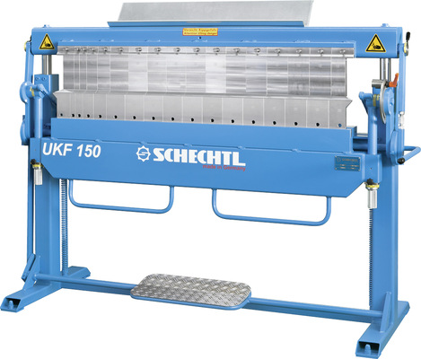 Die Segmentbiegemaschine UKF verschafft mittels hoher Werkzeugeinsätze neuartige Freiräume. Sie bietet Platz für 160 mm hohe Einsätze an der Oberwange, optional sind sogar 180-mm-Einsätze lieferbar. Mit einer Höhe von 120 mm sorgen die ebenfalls segmentierten Werkzeuge der Unter- und Biegewange für weiteren Gestaltungsspielraum. Verglichen mit den Maschinenmodellen UK und UKV entsteht auf diese Weise 100 % mehr Freiheit beim Biegen und bei der Werkstückgestaltung. Mit diesen Freiheiten und Werkzeugen wird Schechtl auch den neuesten Anforderungen der Fachregeln im Spengler- und Dach­deckerhandwerk gerecht