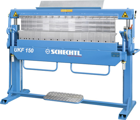 Die Segmentbiegemaschine UKF verschafft mittels hoher Werkzeugeinsätze neuartige Freiräume. Sie bietet Platz für 160 mm hohe Einsätze an der Oberwange, optional sind sogar 180-mm-Einsätze lieferbar. Mit einer Höhe von 120 mm sorgen die ebenfalls segmentierten Werkzeuge der Unter- und Biegewange für weiteren Gestaltungsspielraum. Verglichen mit den Maschinenmodellen UK und UKV entsteht auf diese Weise 100 % mehr Freiheit beim Biegen und bei der Werkstückgestaltung. Mit diesen Freiheiten und Werkzeugen wird Schechtl auch den neuesten Anforderungen der Fachregeln im Spengler- und Dach­deckerhandwerk gerecht - © Bild: Schechtl
