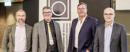 Spitzentreffen: Remo Wyss (Suissetec), René Fasler (VDSS), Mirco Siegler (iib) und Daniel Huser (Suissetec) setzen sich gemeinsam für die Geschicke der Spenglerbranche ein - © Bild: BAUMETALL
