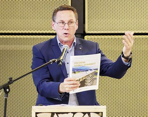 Stephan Muntwyler bewirbt den nächsten Lauf des Wettbewerbs „Goldene Spenglerarbeit“