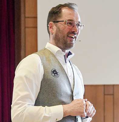 Berthold Ruck informiert über die neue Prefa-Solardachplatte