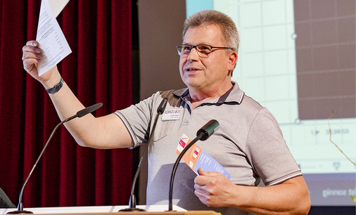 Jürgen Pflanz repräsentiert den Förderverein der Landesfachklasse Ulm und spricht über Edelstahlprodukte von Uginox - © Bild: KW für BAUMETALL

