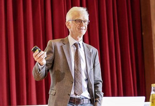 Hartmut Berner gibt Tipps zur Vermeidung von Ausführungsfehlern bei Metalldeckungen - © Bild: BAUMETALL
