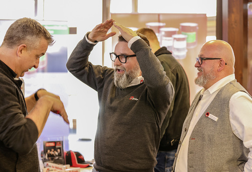 Gestenreiches Dach- und Fachgespräch im Ausstellungsbereich der Veranstaltung