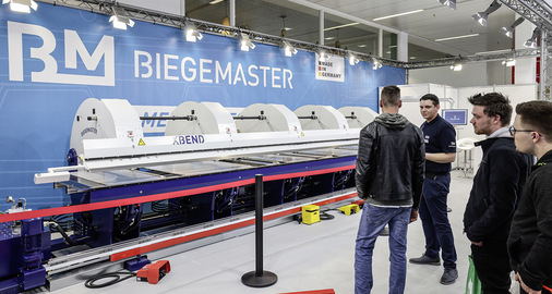 Die Langabkantmaschine Biegemaster X-Bend erlaubt vollautomatisches ­Biegen in zwei Richtungen ohne lästiges Drehen oder Wenden der zu ­biegenden ­Zuschnitte. Das Biegemaster-Flaggschiff biegt dabei Materialstärken bis zu 2 mm Stahl­blech und steigert dank einfachem Handling die ­Produktivität