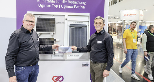 Bei Uginox informieren Jürgen Pflanz und Martin Michlmayr über die ­sichere Montage von Solaranlagen auf Stehfalzdeckungen aus Edelstahl. Sie empfehlen dabei den eigens herausgegebenen Ratgeber „Edelstahl für Dach & Fassade“, der auch über die Umwelteigenschaften von Edelstahl informiert