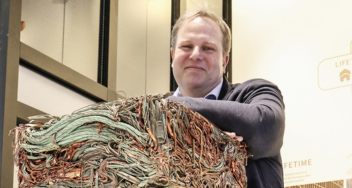 Am einladenden Messestand von KME freut sich Michael Giebler (KME) über viel Zustimmung zur hohen Recyclingquote der Tecu-Kupferprodukte. Darüber ­hinaus informierte KME über Tecu-Produkte und entsprechende Oberflächen 