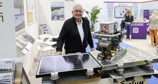 Halle B2: Rudolf Schmid präsentiert wasserdichte, im Rollennahtschweiß­verfahren hergestellte Protectum-Dachsysteme und dazu passende Befestigungs­systeme zum Aufklemmen auf dem Falz