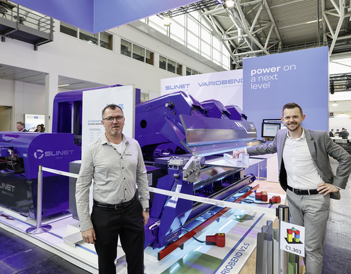 Robert Lickl und Robert Matthäß (Variobend-Asco GmbH) informierten über das rein elektrisch arbeitende und überaus leistungsstarke Biegesystem V 2.5. Unter anderem punktet es mit neu entwickelten E-Drive-Antrieben. Außerdem ­wurden die Längs- und Querteilanlagen der Marke Slinet vorgestellt 