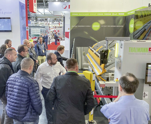 Umzingelt: Am Cidan-Messestand informiert Raphael Büchel über den neuen, nur 3,2 m kurzen Thalmann Doppelbieger