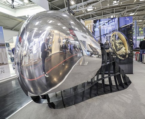 Selfie: BAUMETALL-Chefredakteur Andreas Buck hält in Halle C1 nach ­Neuigkeiten Ausschau