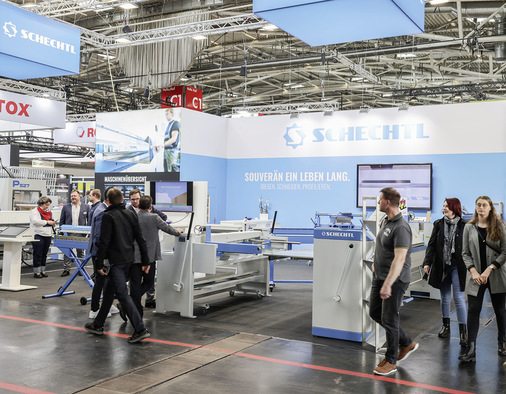 Bei Schechtl durften sich Metallverarbeiter und Werkstattprofis von den individuellen Lösungen in der Blechbearbeitung überzeugen. Gezeigt wurden zahlreiche Schwenkbiegemaschinen und Hebeltafelscheren