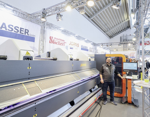 Am Messestand der Münchner Werkzeugprofis von Stockert führt Marc Jorns die vollautomatische Doppelbiegemaschine JDB vor. Sie ist in der Länge 3,2 bis 12,2 m und mit einer Biegeleistung bis maximal 3 mm bei Stahlblech lieferbar