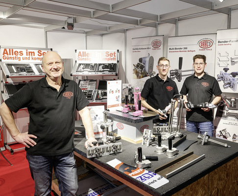 Die Herren Sigel, Kenner und Etzel präsentieren die zuverlässigen Dräco-­Scheren zum Schneiden von Baumetallen sowie bewährte Rollkantgeräte zum schnellen und einfachen endlosen Aufkanten von Blechen auf der Baustelle