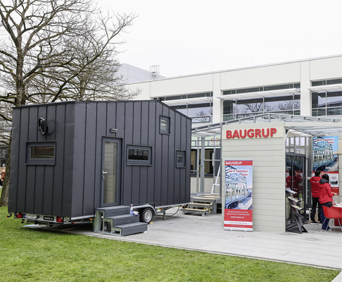 Als Ergebnis intensiver Forschungs- und Entwicklungsarbeit stellt Baugrup ­seine Produkte gemäß den Weltstandards mit umweltfreundlichem Ansatz her. Auf dem Freigelände stellte das Unternehmen ein Tiny House mit Klempnerhülle vor