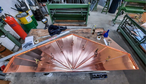 Die Scharen werden zunächst geheftet und auf Maßhaltigkeit geprüft